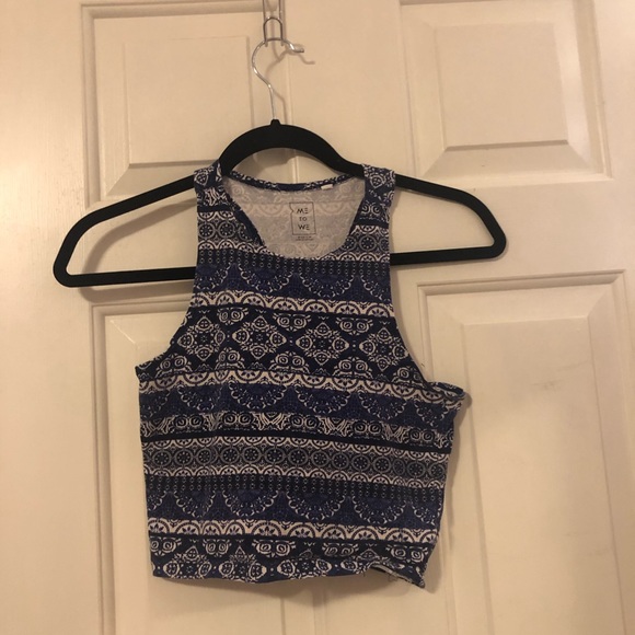 ✨ 3 for $25✨ Patterned crop top - Picture 1 of 3